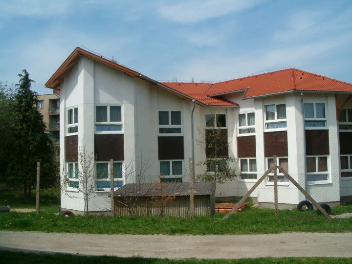 Óvoda magastető építés