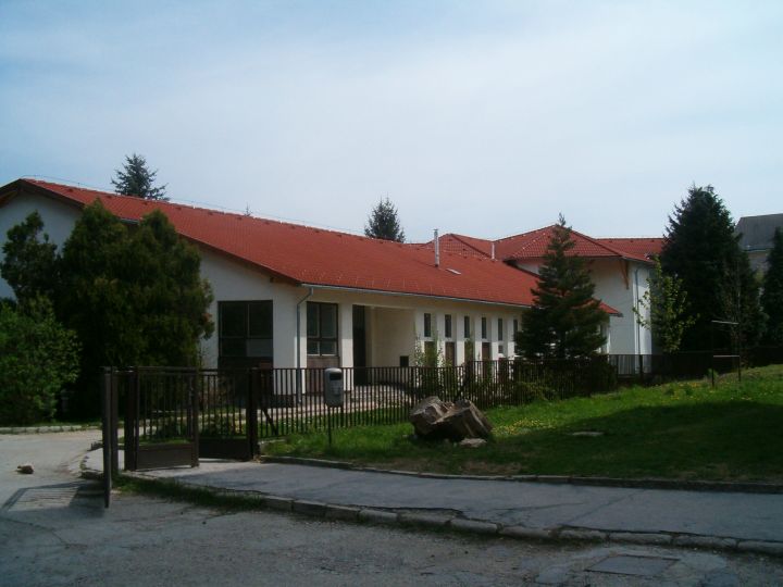 Óvoda magastető építés